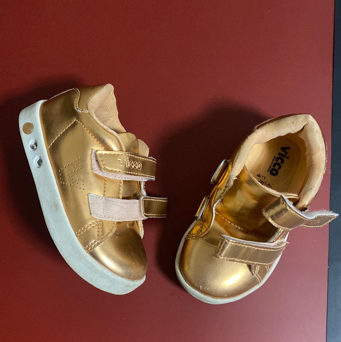 Vicco 6.5( little kid) one shoe does missing 2 light covers but works